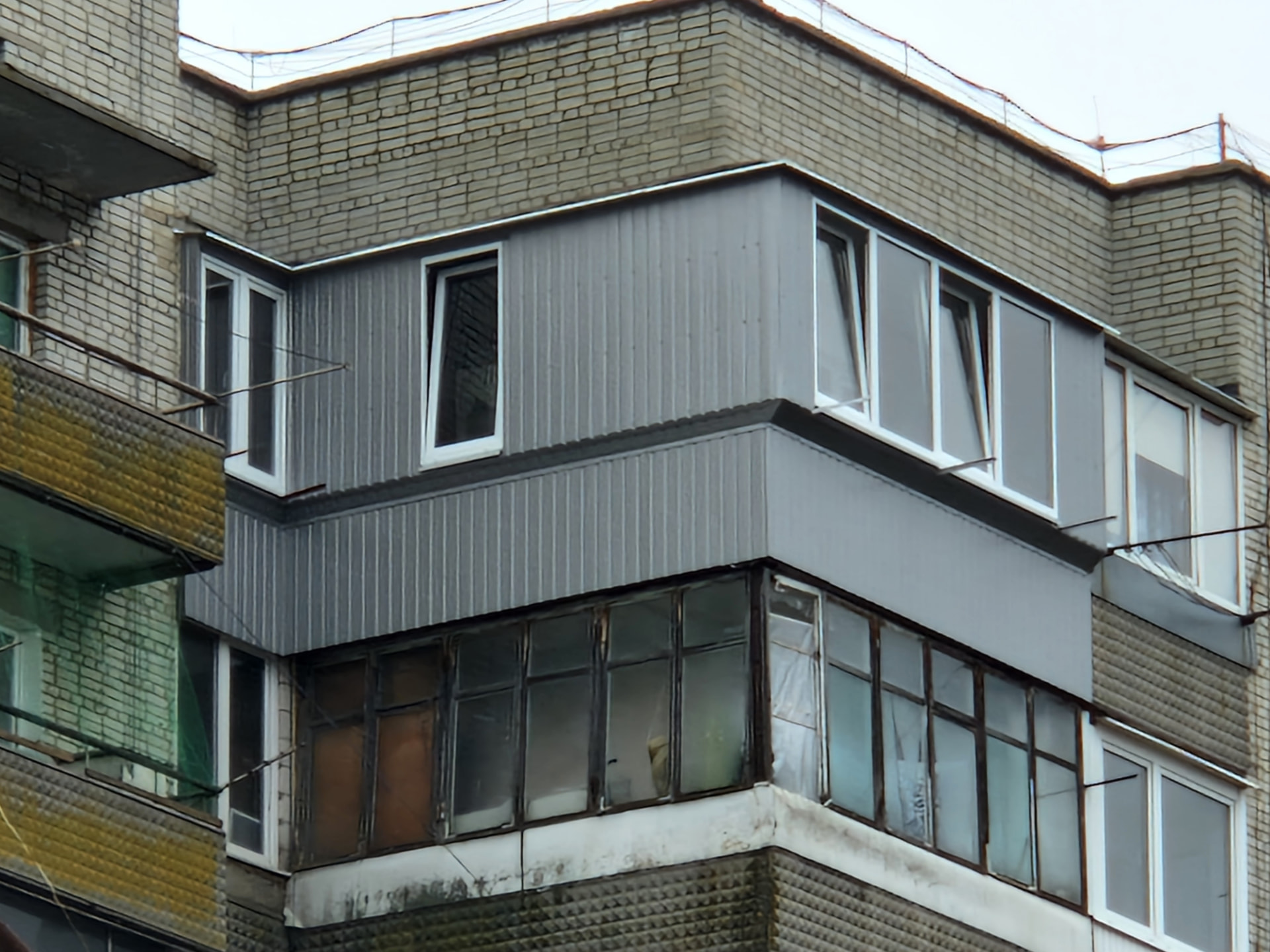 Обшивка балкону сайдингом