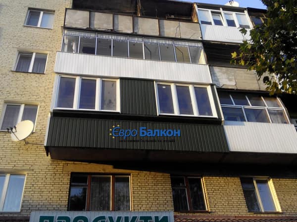 Засклений балкон з темно-зеленим зовнішнім обшиттям