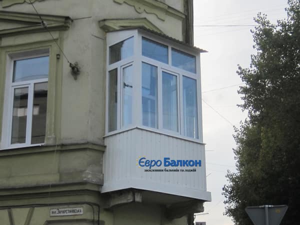 Кутовий балкон у старому будинку Львова після засклення