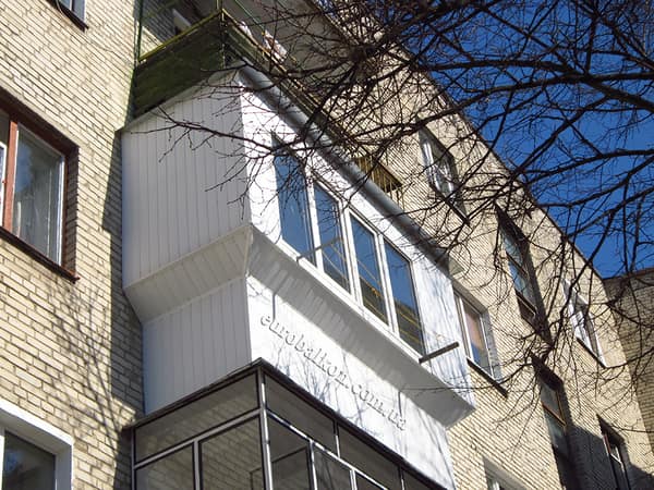 Балкон з білим обшиттям та виносом, вид знизу
