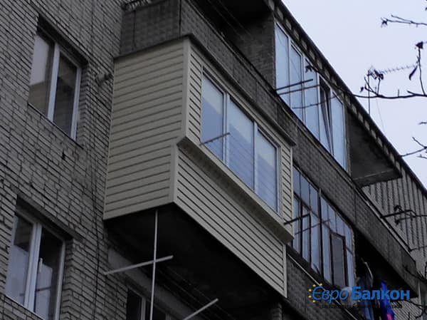 Обшиття балкону сайдингом та засклення з виносом