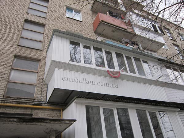 Балкон з виносом, білим профнастилом та дахом на другому поверсі