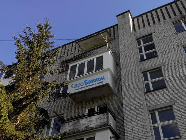 Балкон з утепленим парапетом та односхилим дахом