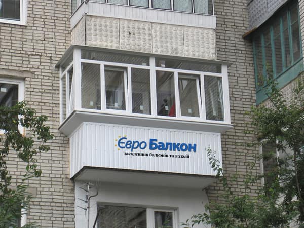 Панорамне засклення балкону з білим обшиттям